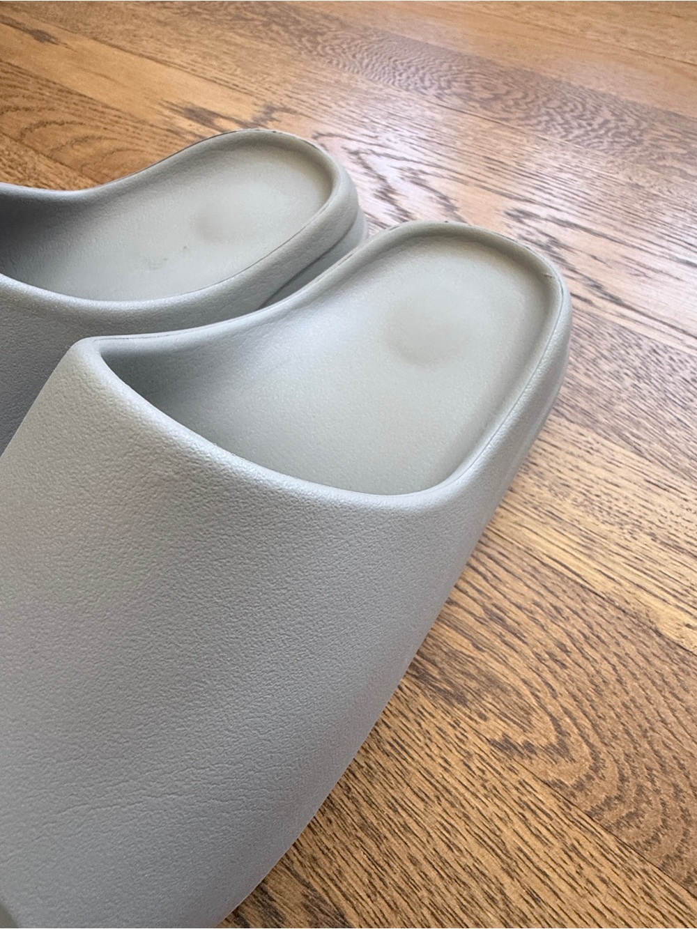 Yeezy Slides in Gray Size Men’s 9 - Picture 10 of 11